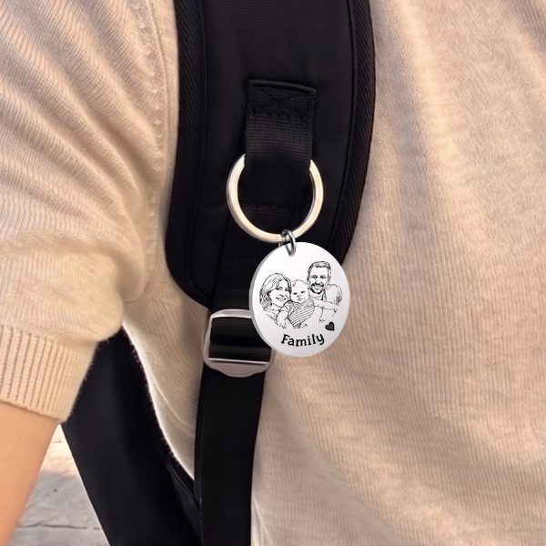 Papa mit Rucksack und personalisiertem Foto-Schlüsselanhänger, graviert mit einem Familienporträt und dem Wort ‚Family'
